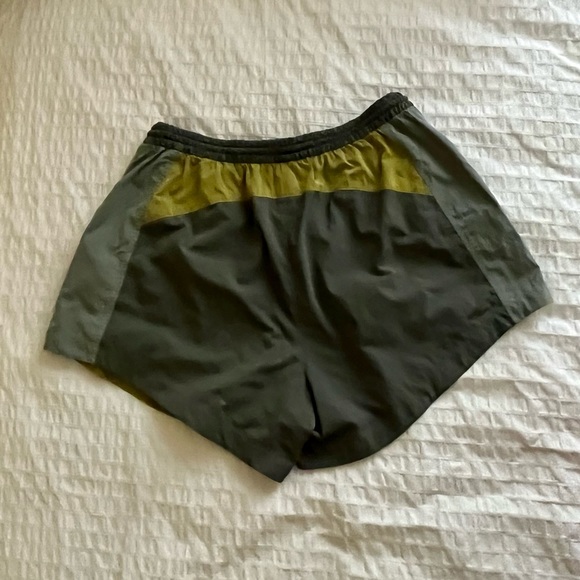 Lululemon Evergreen Short
Grey Sage / Yellow Pear / Green Fern - Picture 7 of 9